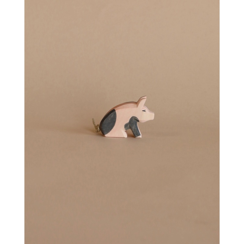 Ostheimer Spotted Piglet - Sitting